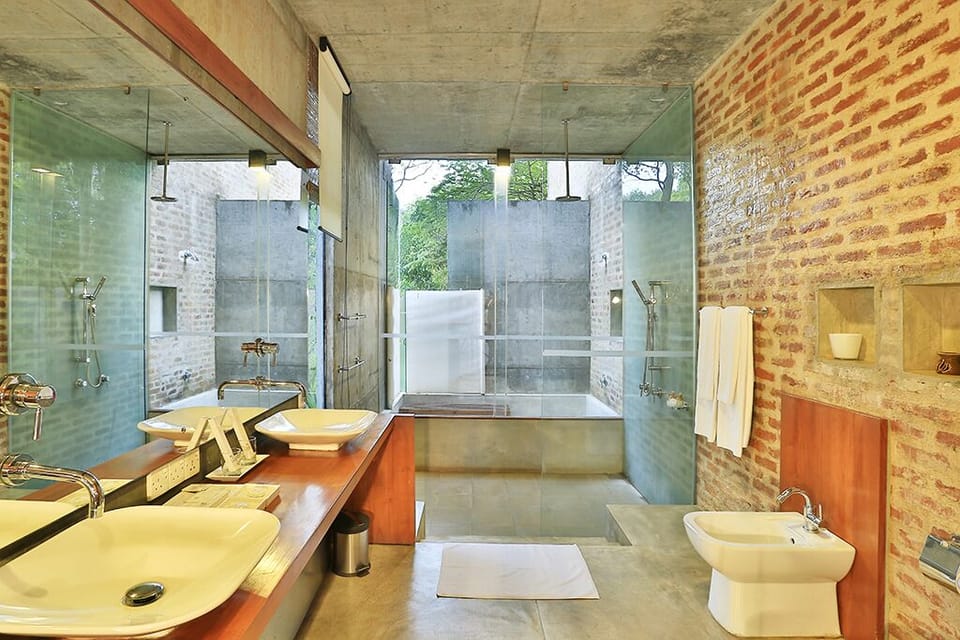 Combined shower/tub, rainfall showerhead, free toiletries, hair dryer