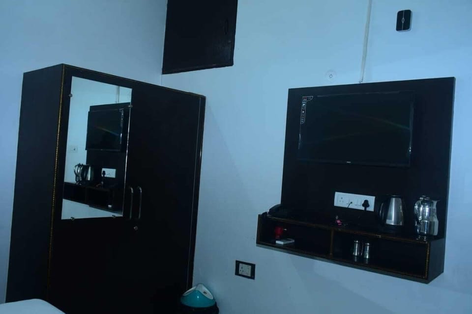 Luxury Room | Rollaway beds, free WiFi, bed sheets