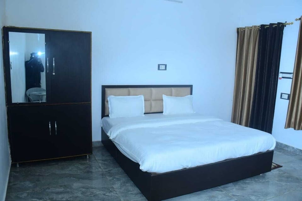 Luxury Room | Rollaway beds, free WiFi, bed sheets