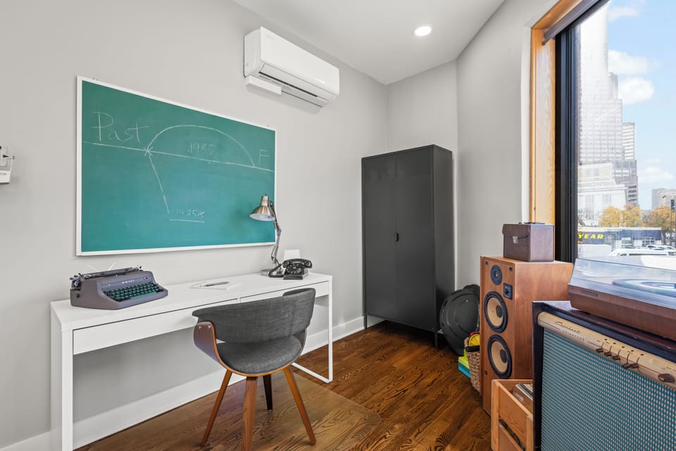 Practical workspace with plenty of light and a refreshing design.