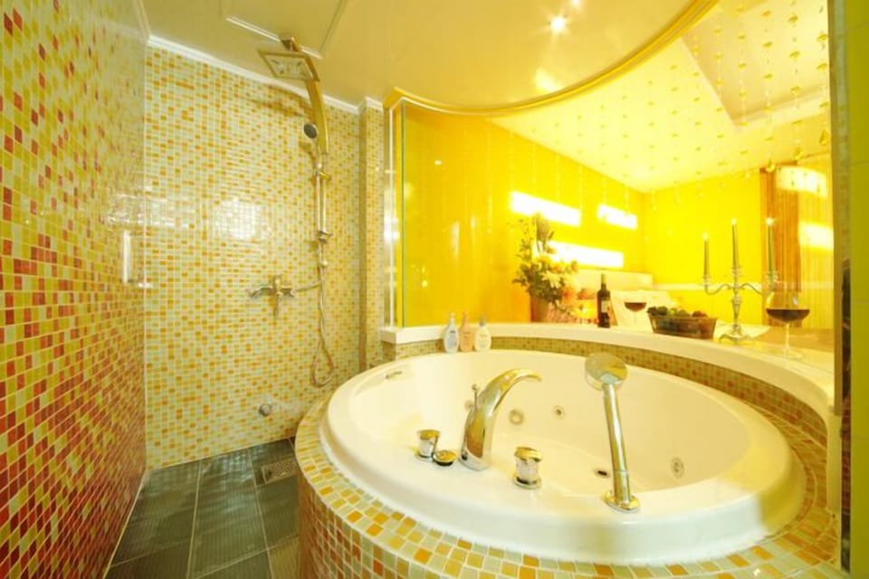 Suite | Bathroom | Jetted tub, free toiletries, hair dryer