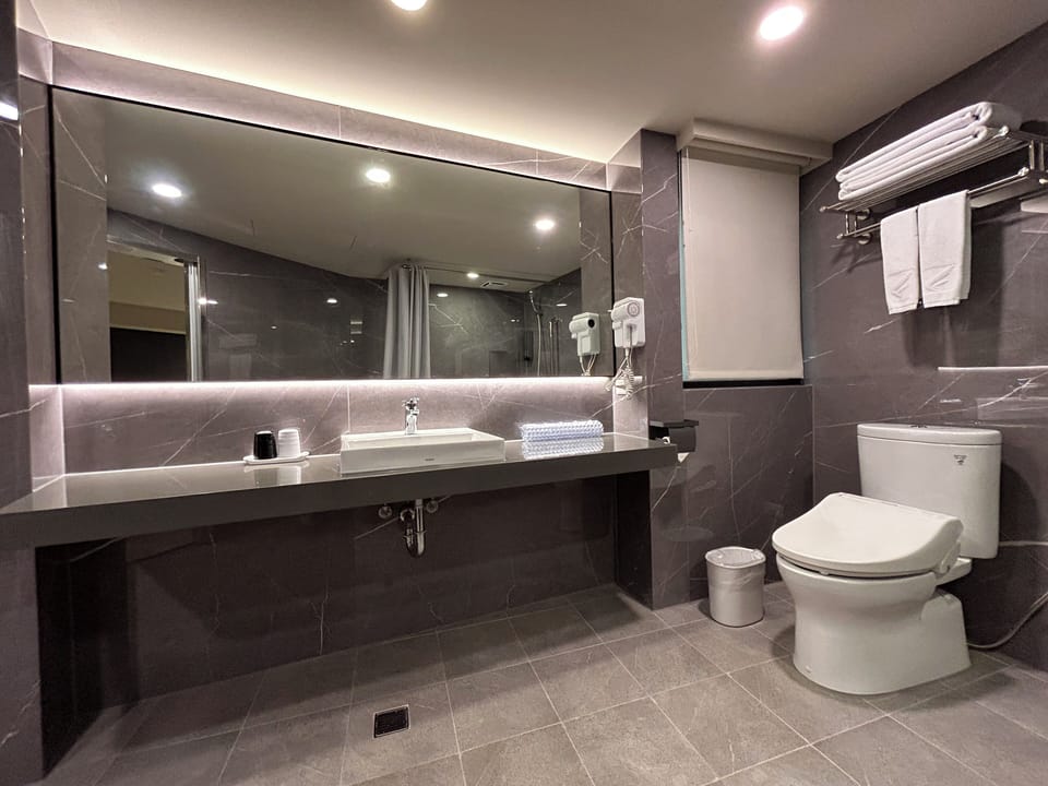 Regent Room  | Bathroom | Combined shower/tub, hair dryer, slippers, bidet