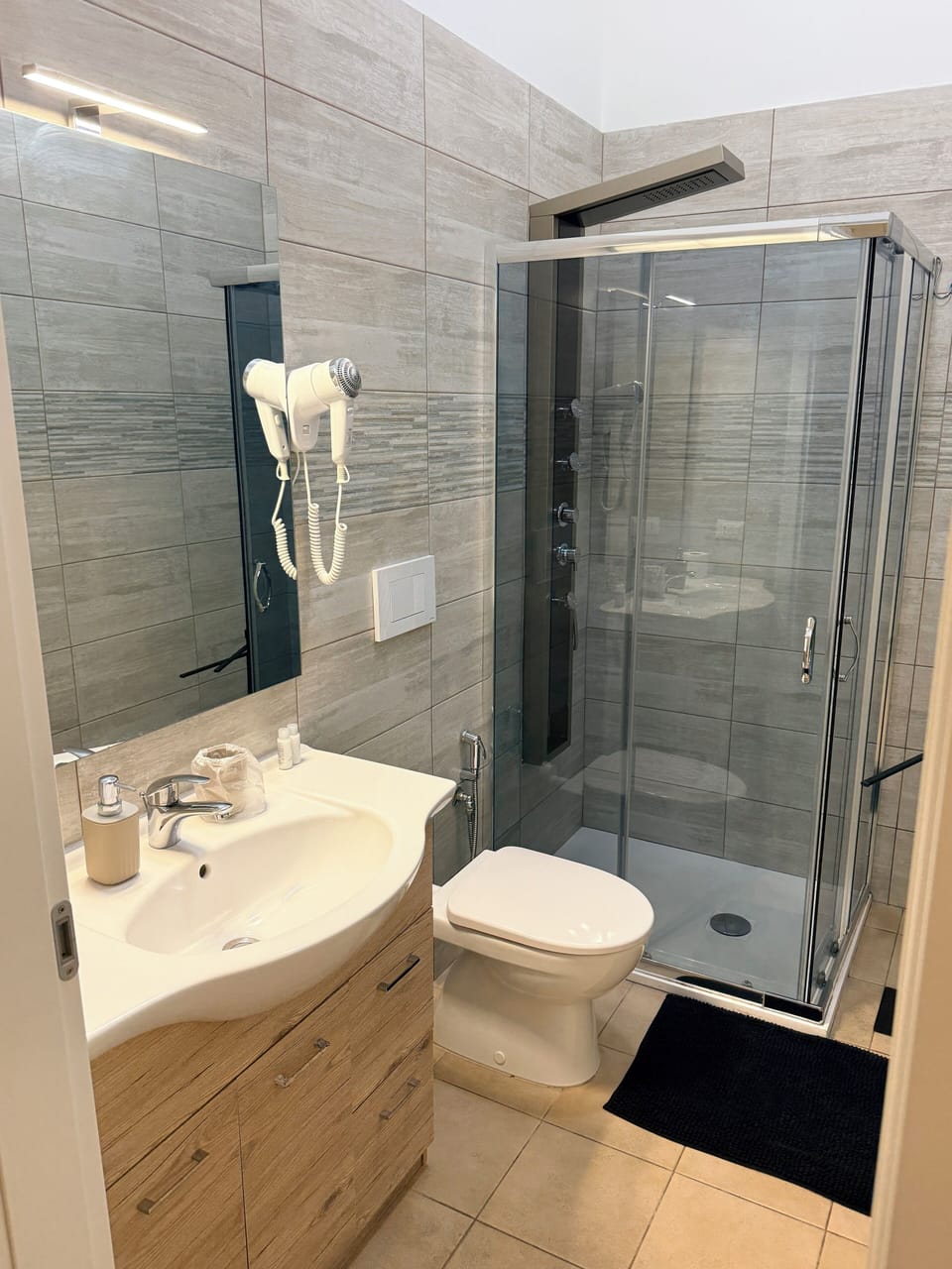 Comfort Double Room, Courtyard View 1 | Bathroom | Free toiletries, hair dryer, slippers, towels