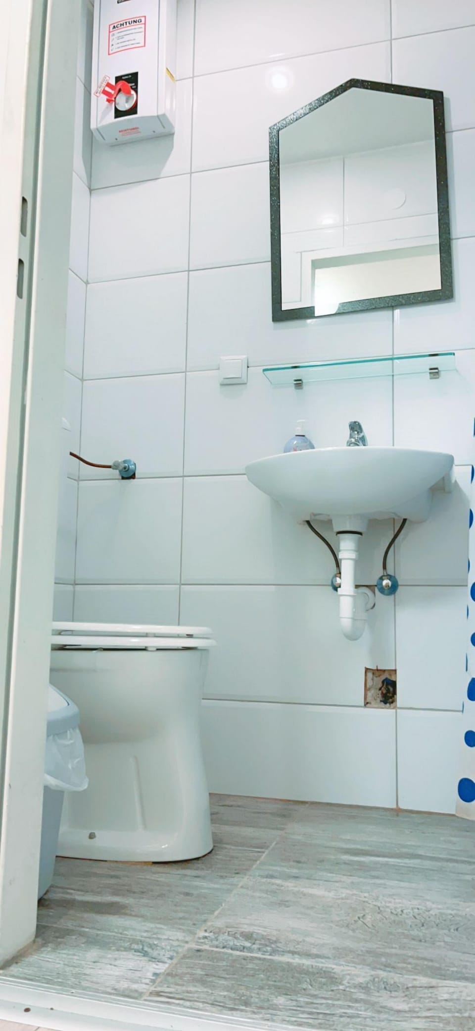 Basic Apartment | Bathroom | Shower, free toiletries, hair dryer, towels