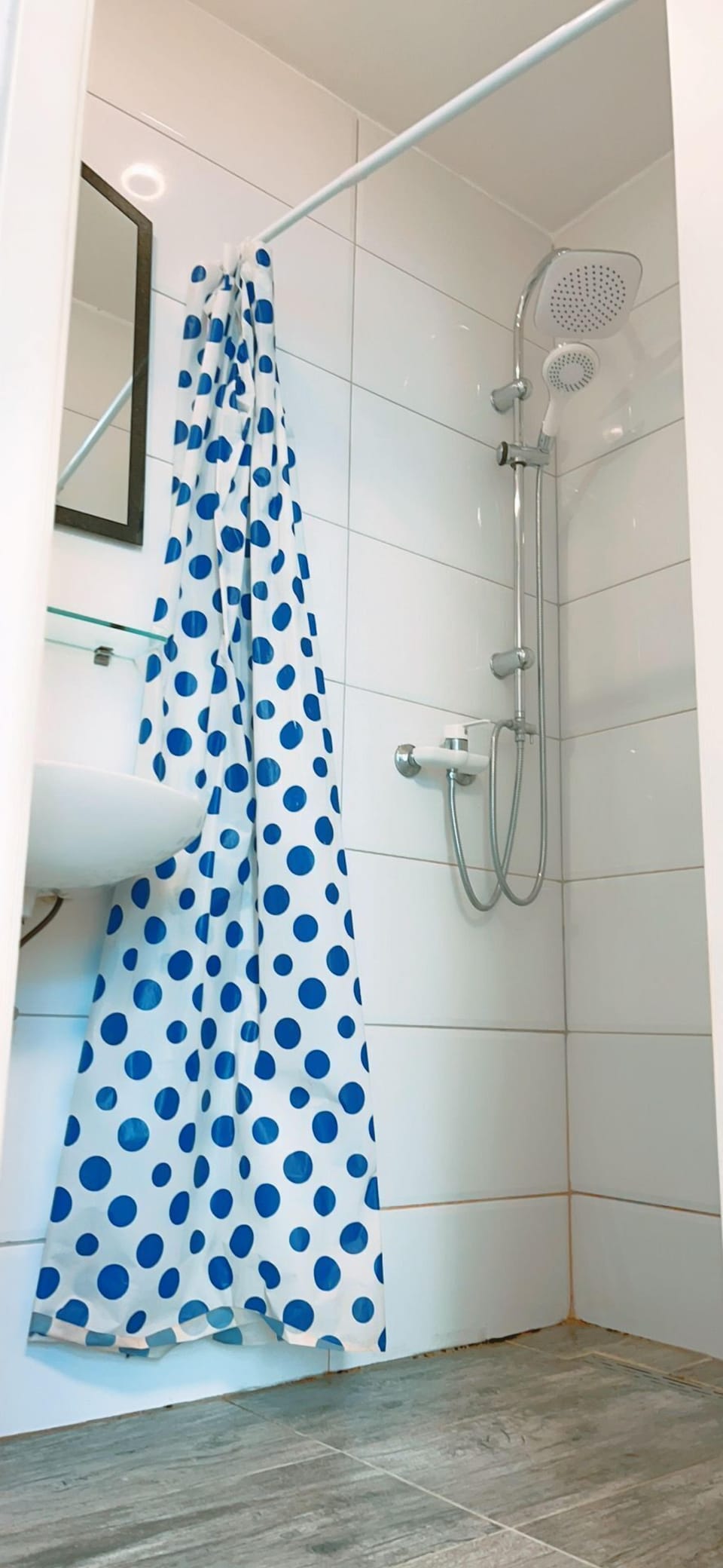Basic Apartment | Bathroom | Shower, free toiletries, hair dryer, towels