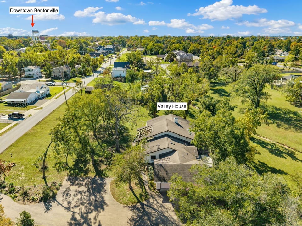 1/2-mile easy walk to Downtown Bentonville!
