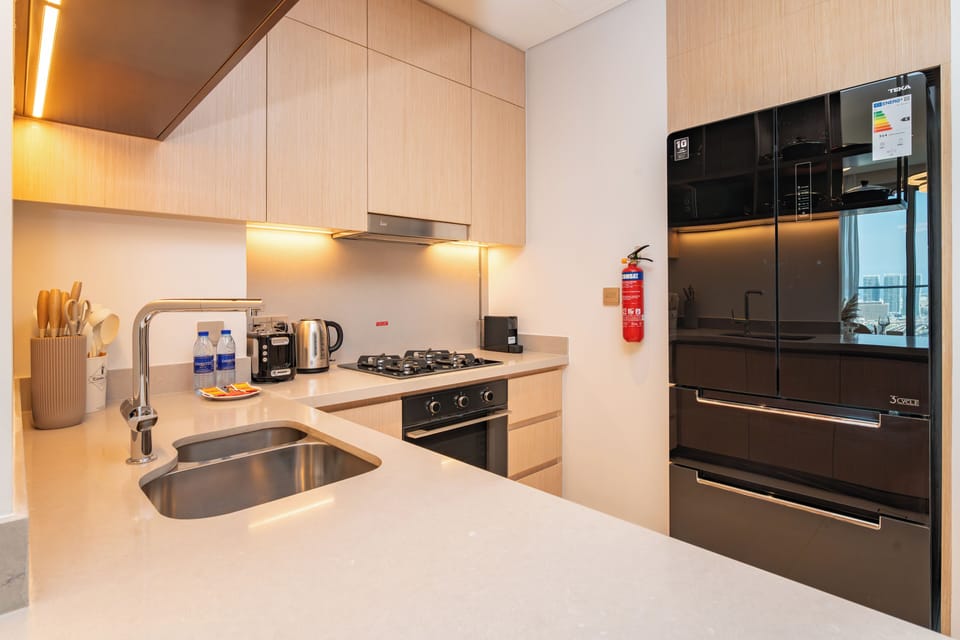 Luxury Apartment, City View | Private kitchen | Full-size fridge, microwave, oven, stovetop