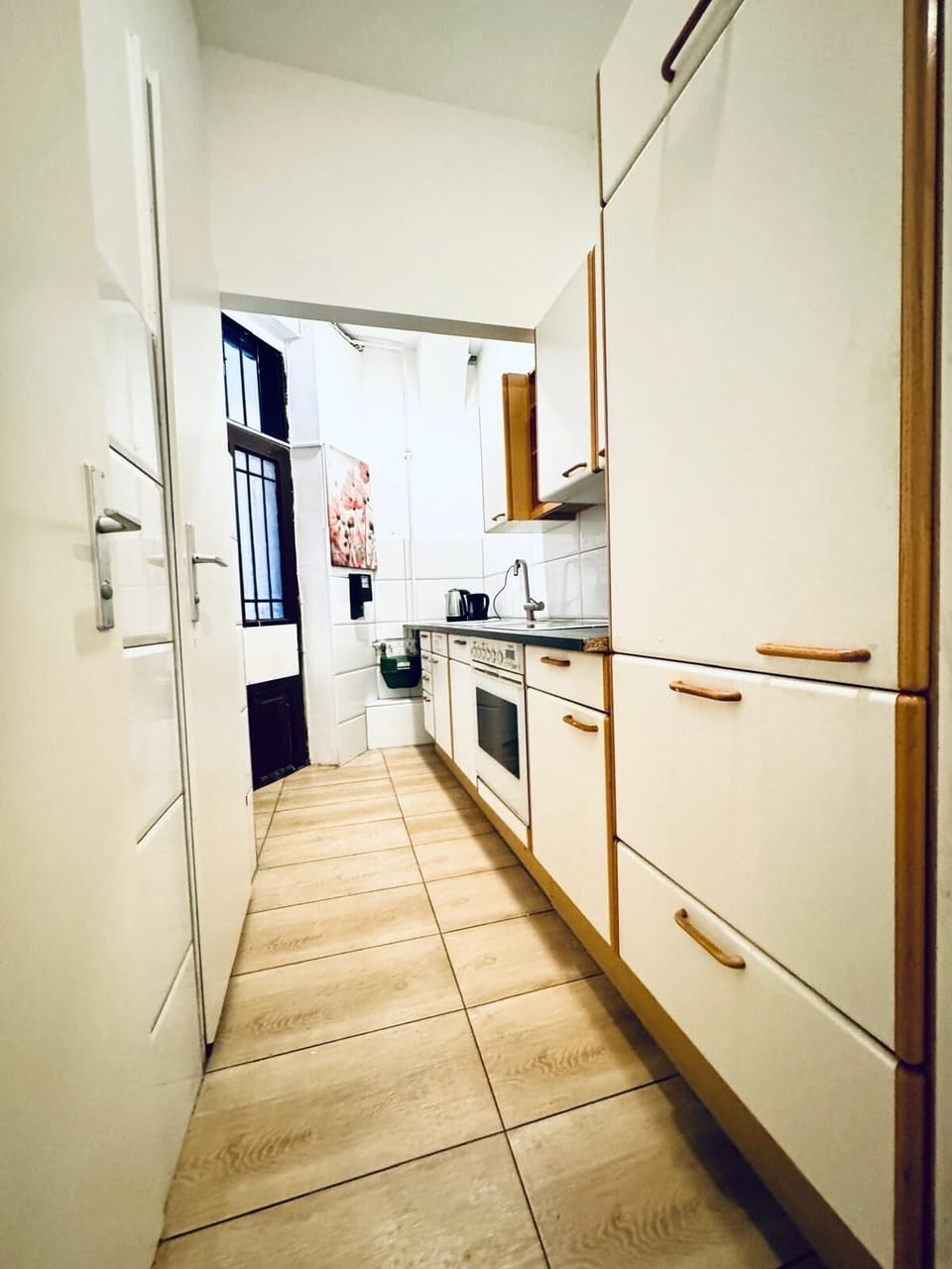Basic Apartment | Private kitchen | Fridge, oven, stovetop, cookware/dishes/utensils
