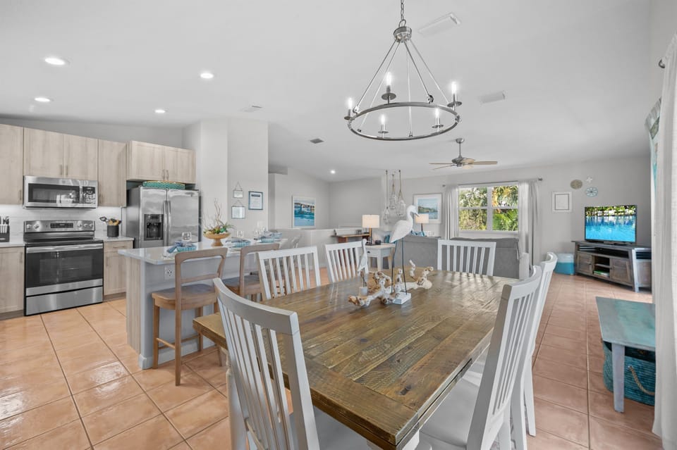 Dine-in kitchen for 6 plus 4 at the island