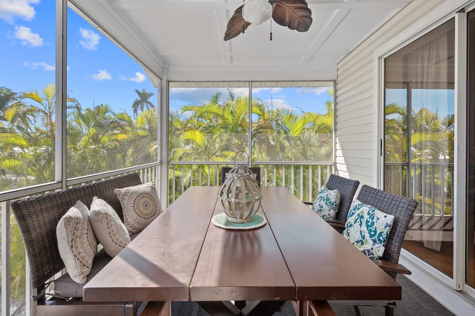 Screened balcony with tropical views