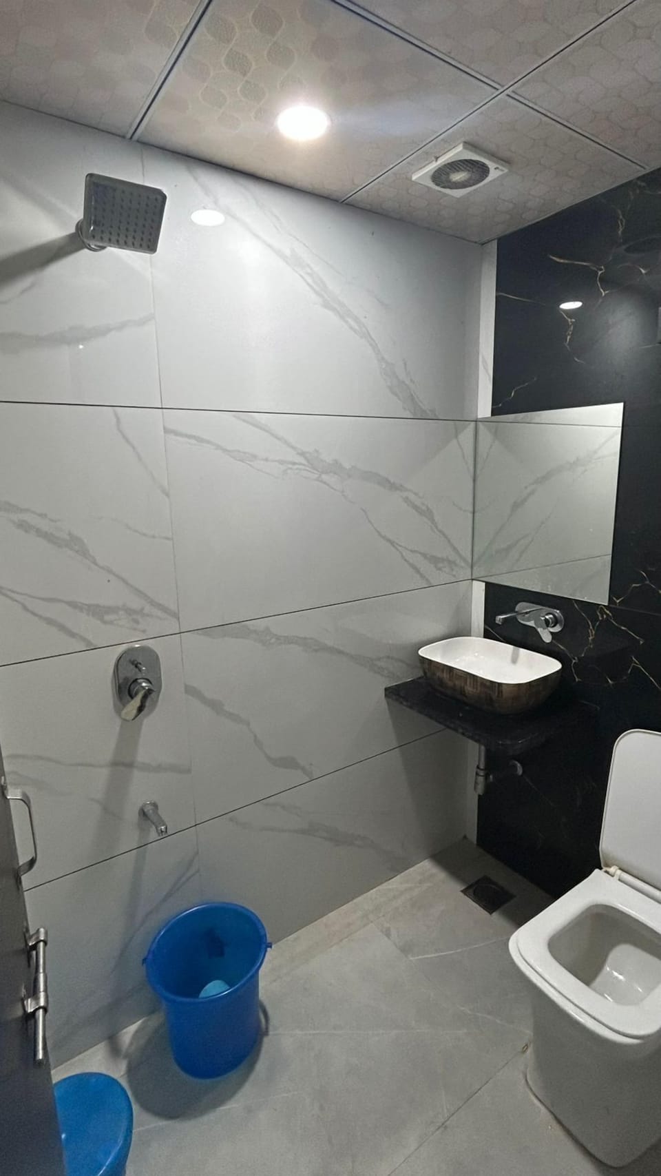 Family Room, Air conditioning | Bathroom | Shower, towels, soap, shampoo