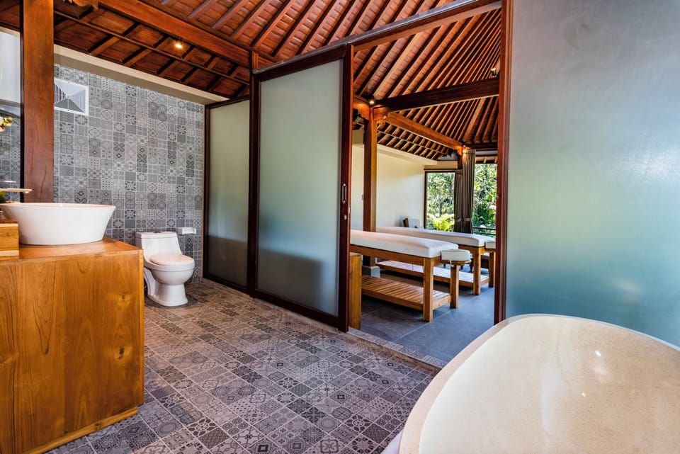 Hot tub, body treatments, aromatherapy, body scrubs, 1 treatment room