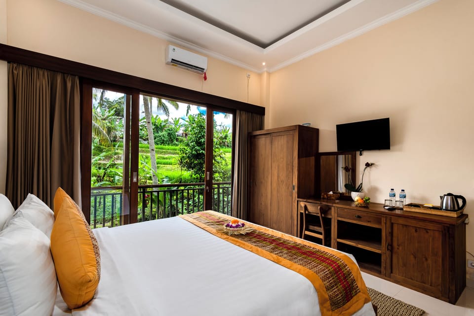 Premium bedding, in-room safe, desk, laptop workspace