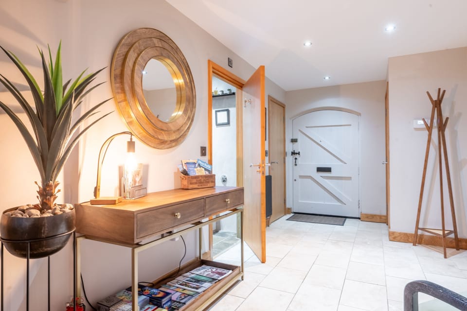 Ground floor: Welcome to 16 The Granary