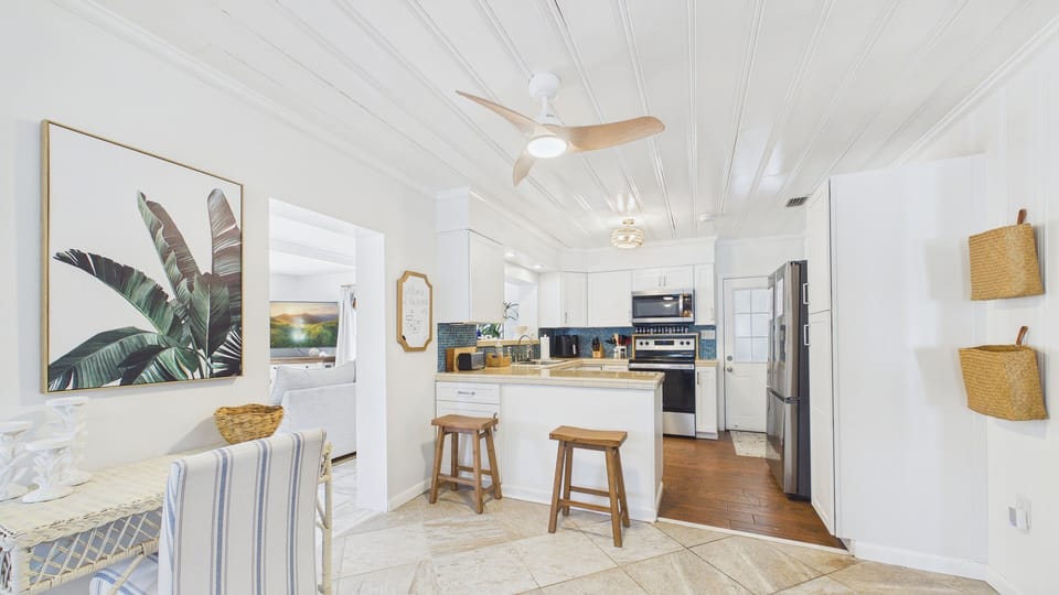 Full kitchen with breakfast bar seating