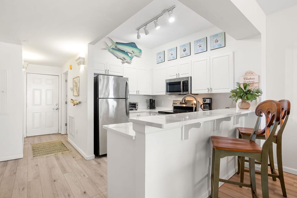 Windemere 803 - View into Kitchen
