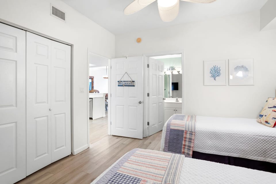 Windemere 803 -Bedroom 2 with Bathroom Access