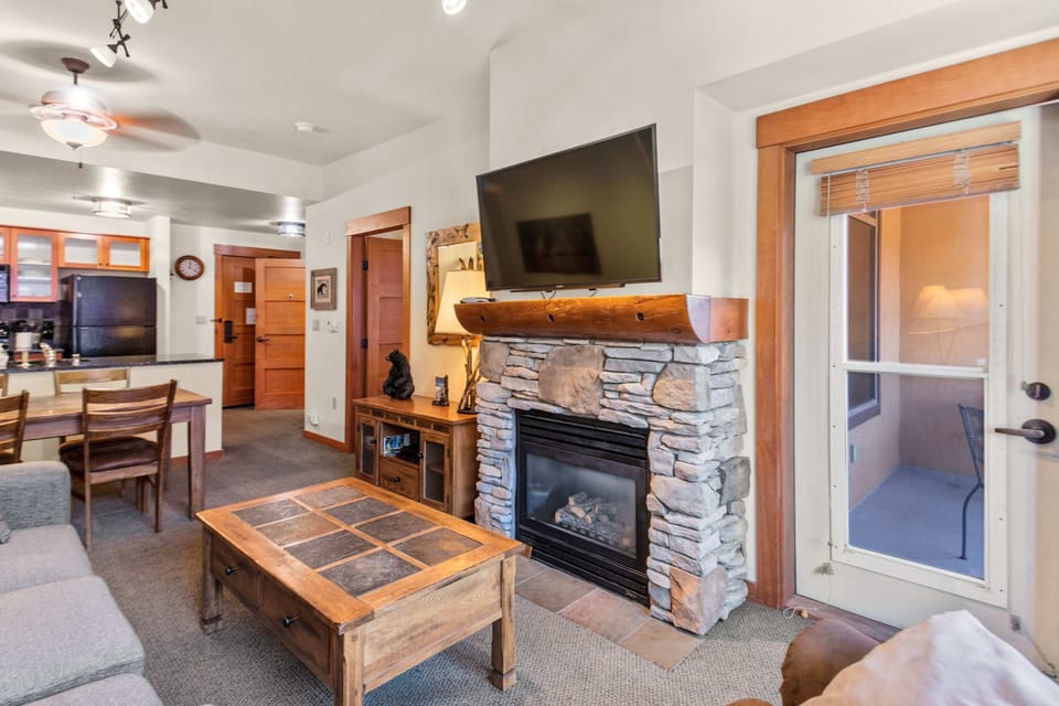 Cozy living area with gas fireplace, Smart TV.