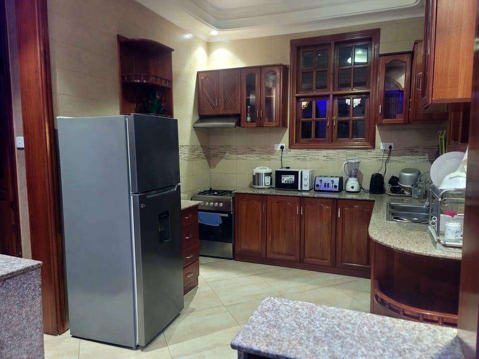 Deluxe Apartment | Private kitchen | Microwave, oven, stovetop, cookware/dishes/utensils