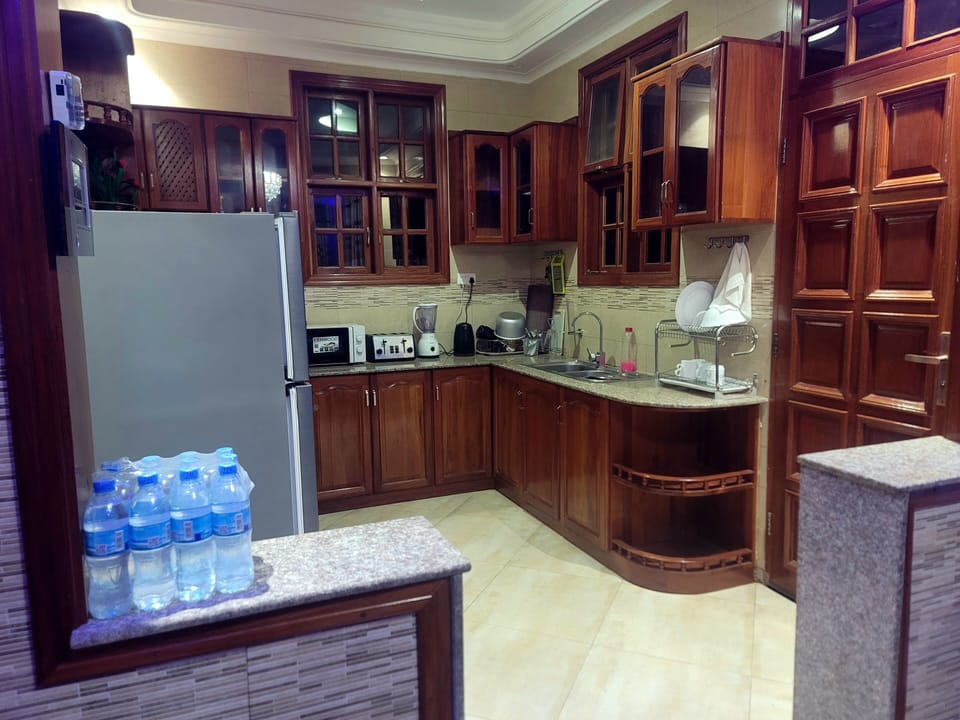 Deluxe Apartment | Private kitchen | Microwave, oven, stovetop, cookware/dishes/utensils