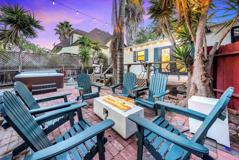 Tropical patio with outdoor seating – ideal for groups & evening hangouts