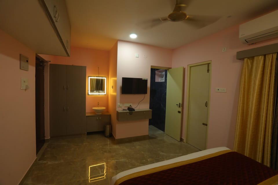 Deluxe Double Room, Balcony, Lake View | In-room safe, desk, laptop workspace, soundproofing