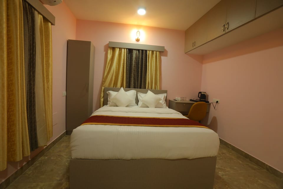Deluxe Double Room, Balcony, Lake View | In-room safe, desk, laptop workspace, soundproofing