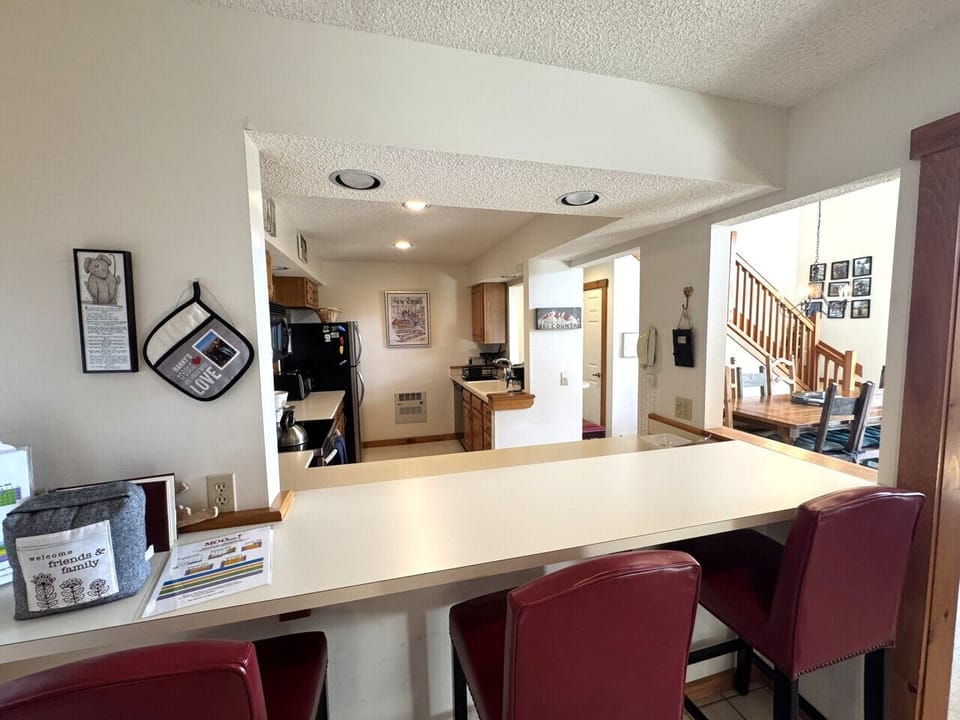 2 kitchen islands with seating for 4