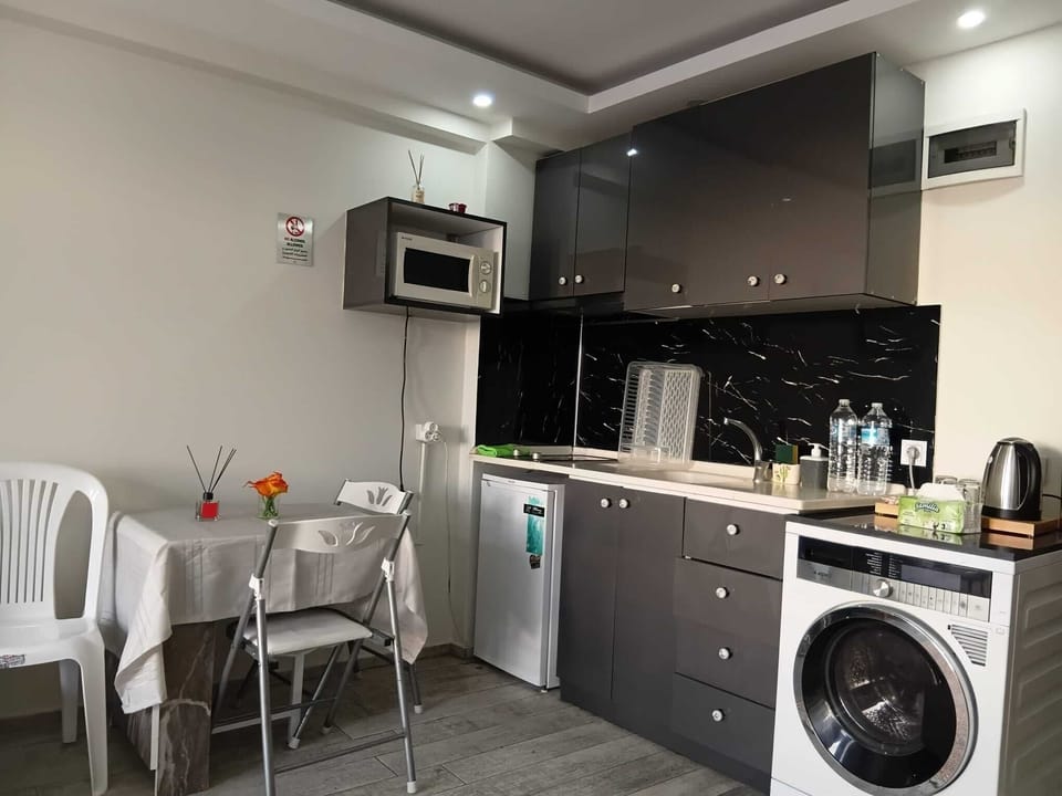 Deluxe Family Suite | Private kitchen | Microwave, stovetop, electric kettle, highchair