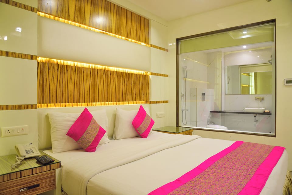 In-room safe, soundproofing, iron/ironing board, free WiFi