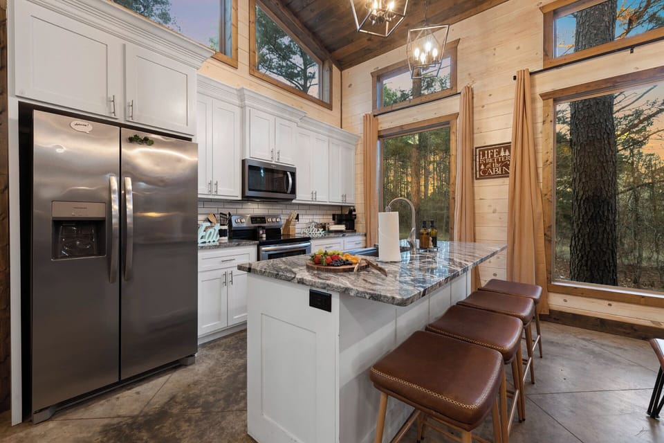 This stylish sitting nook is made for quiet moments. Share morning coffee, plan the day’s adventures, or sneak in a board game before dinner.