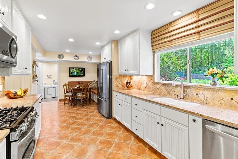 Kitchen with eat in dining area