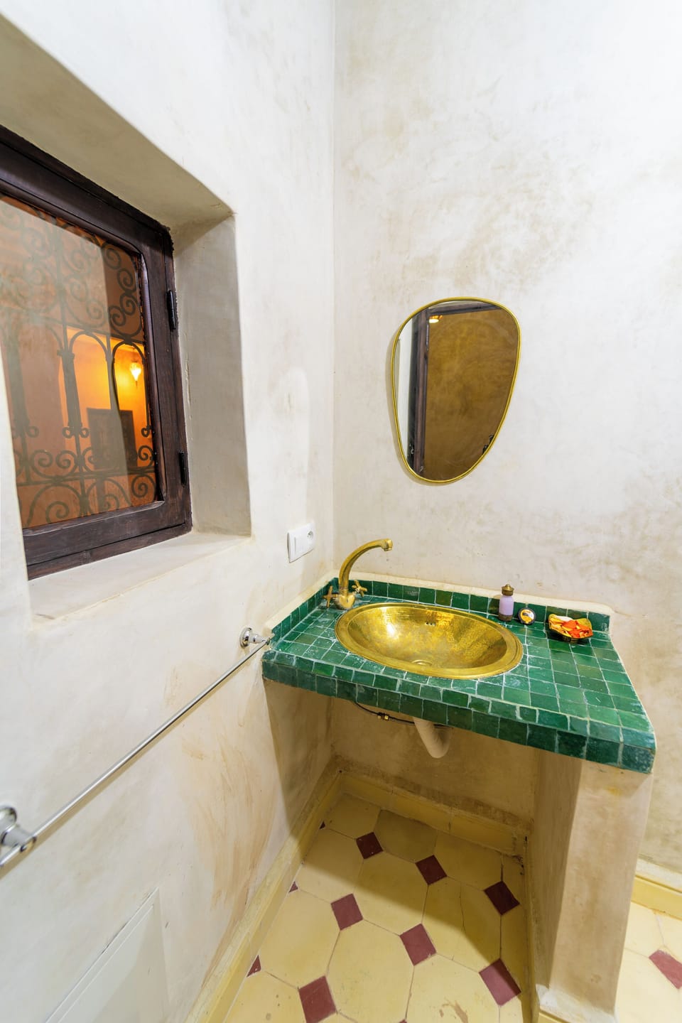 Classic Double Room | Bathroom | Shower, towels, soap, shampoo