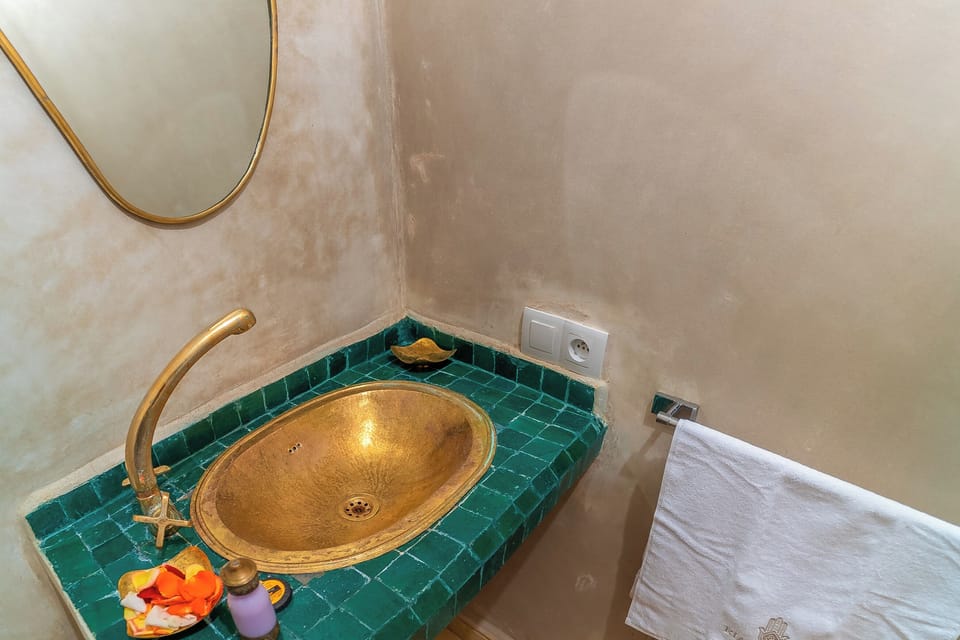 Comfort Triple Room | Bathroom | Shower, towels, soap, shampoo
