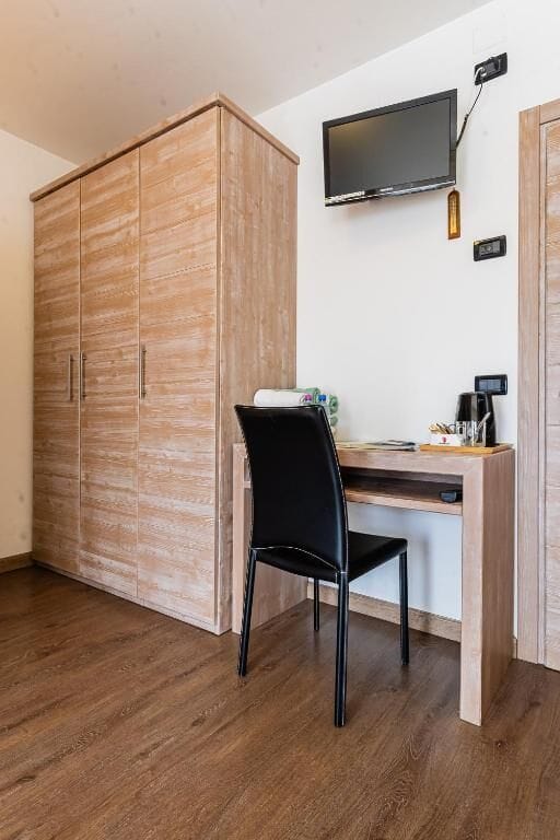 Basic Triple Room | Desk, free WiFi