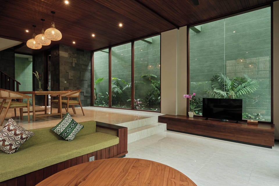 Royal Suite, Garden View | Living room | TV