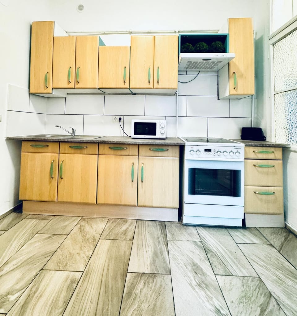Basic Studio | Private kitchen | Fridge, microwave, stovetop, cookware/dishes/utensils