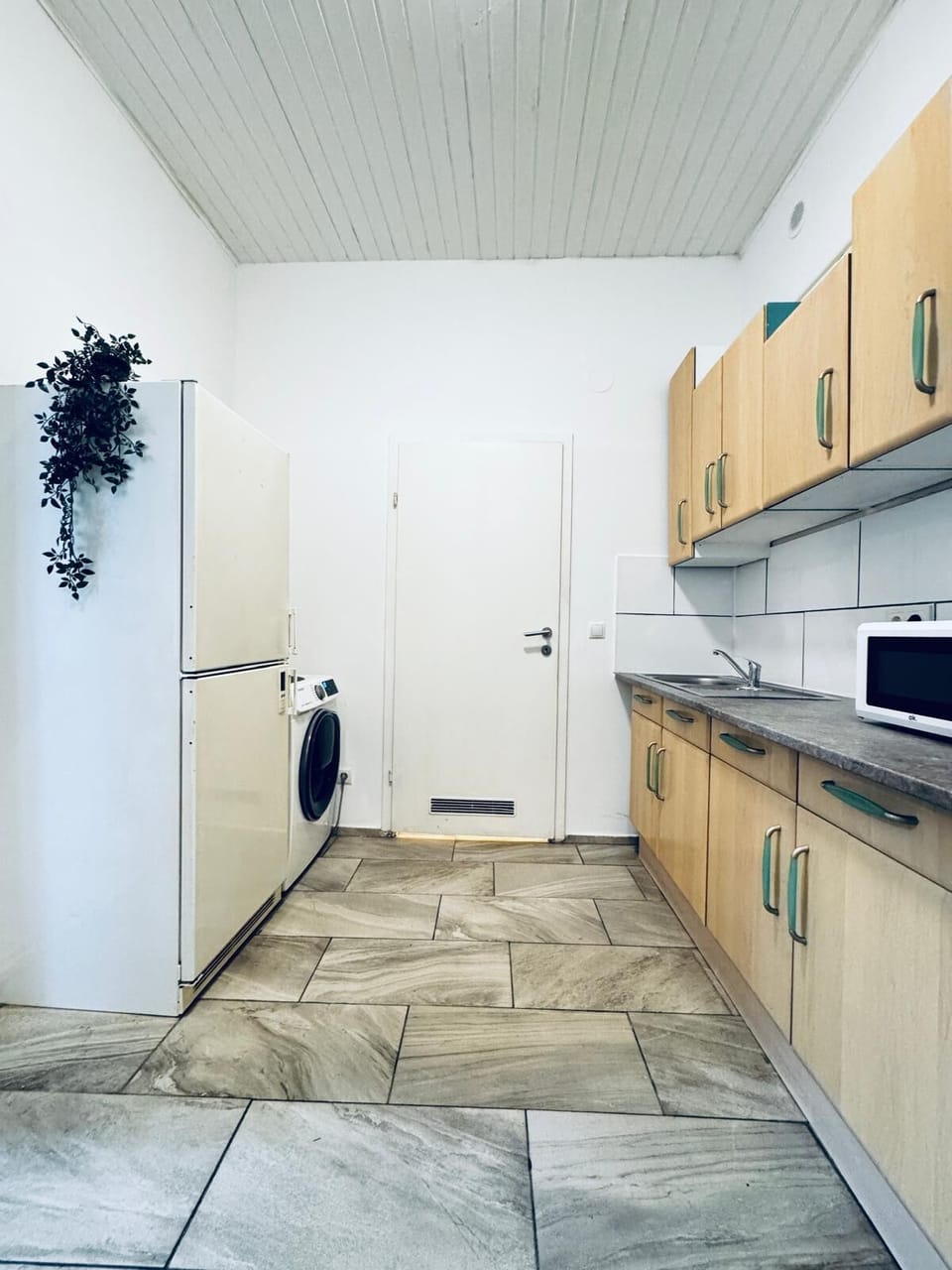 Basic Studio | Private kitchen | Fridge, microwave, stovetop, cookware/dishes/utensils
