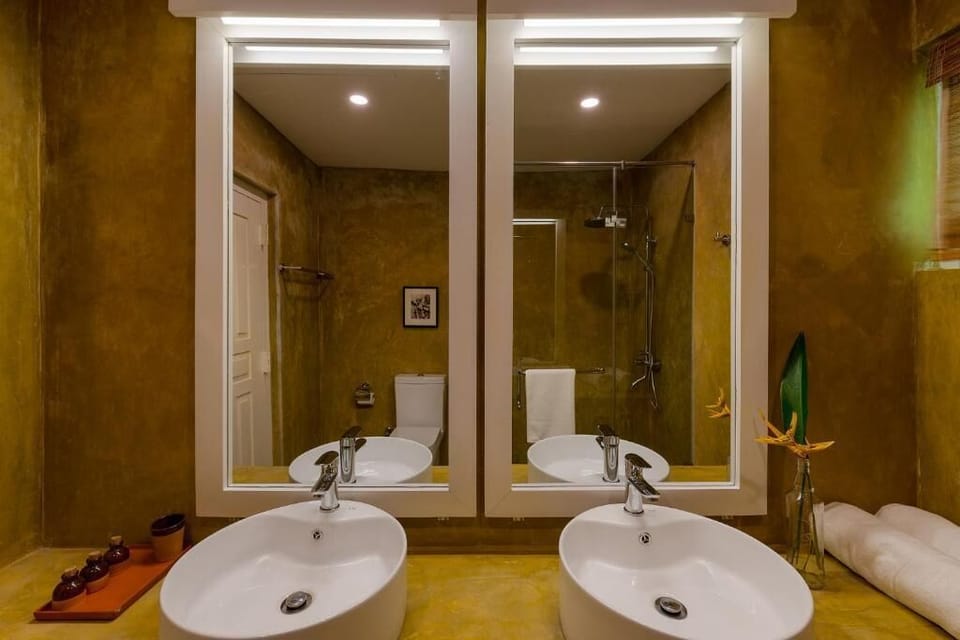 Deluxe Chalet | Bathroom | Shower, rainfall showerhead, hair dryer, bidet