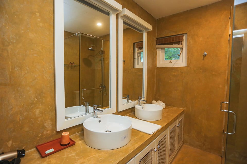 Deluxe Chalet | Bathroom | Shower, rainfall showerhead, hair dryer, bidet