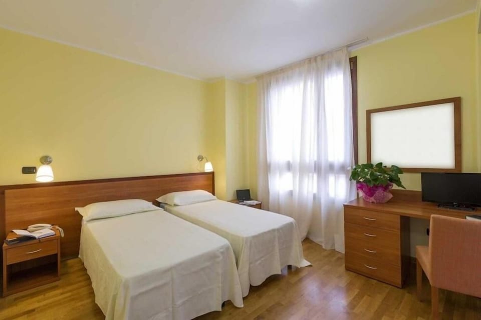 In-room safe, laptop workspace, soundproofing, free WiFi