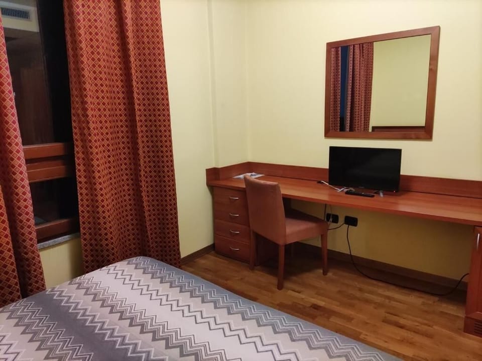 Basic Double Room, 1 Double Bed | In-room safe, laptop workspace, soundproofing, free WiFi