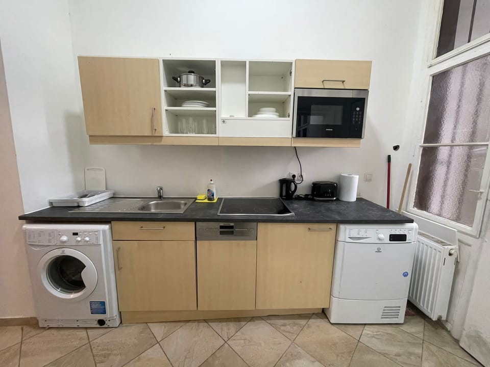 Basic Studio | Private kitchen | Microwave, oven, stovetop, dishwasher