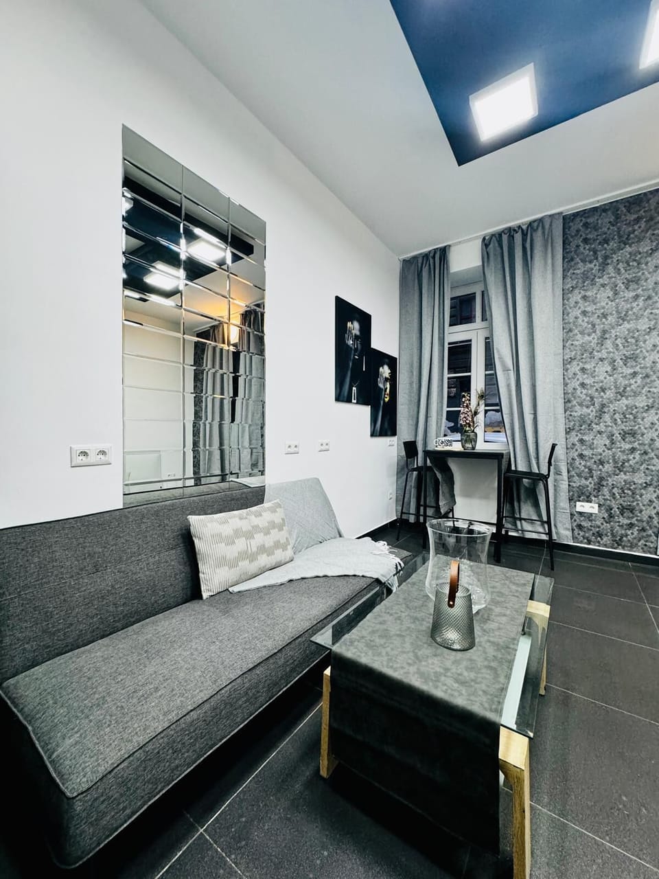 Basic Studio | Iron/ironing board
