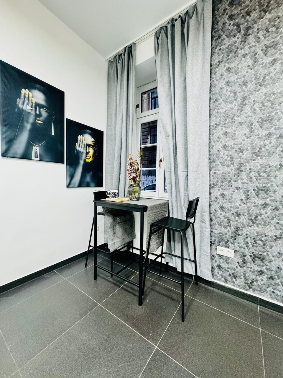 Basic Studio | Iron/ironing board