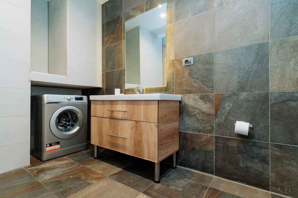 Apartment, 2 Bedrooms, Kitchenette | Bathroom | Shower, hair dryer, slippers, towels
