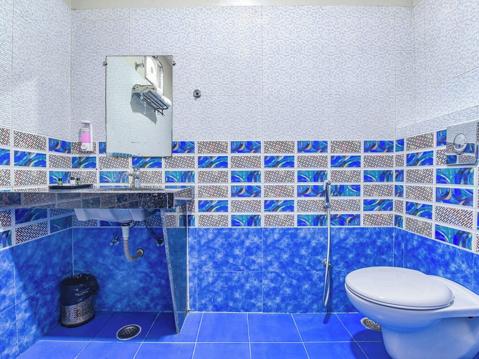 Family Twin Room | Bathroom | Free toiletries, hair dryer, slippers, towels