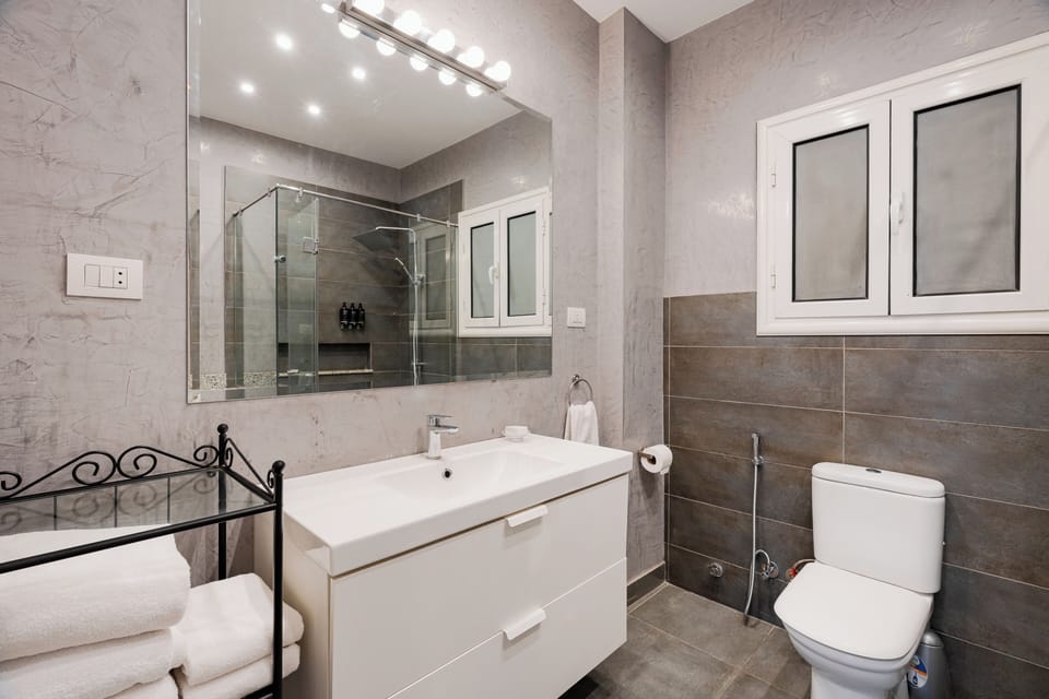 Apartment, 1 Bedroom, City View | Bathroom | Slippers