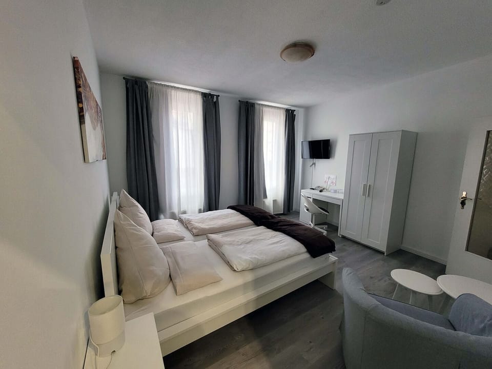 Family Double Room | Hypo-allergenic bedding available, laptop workspace, blackout drapes