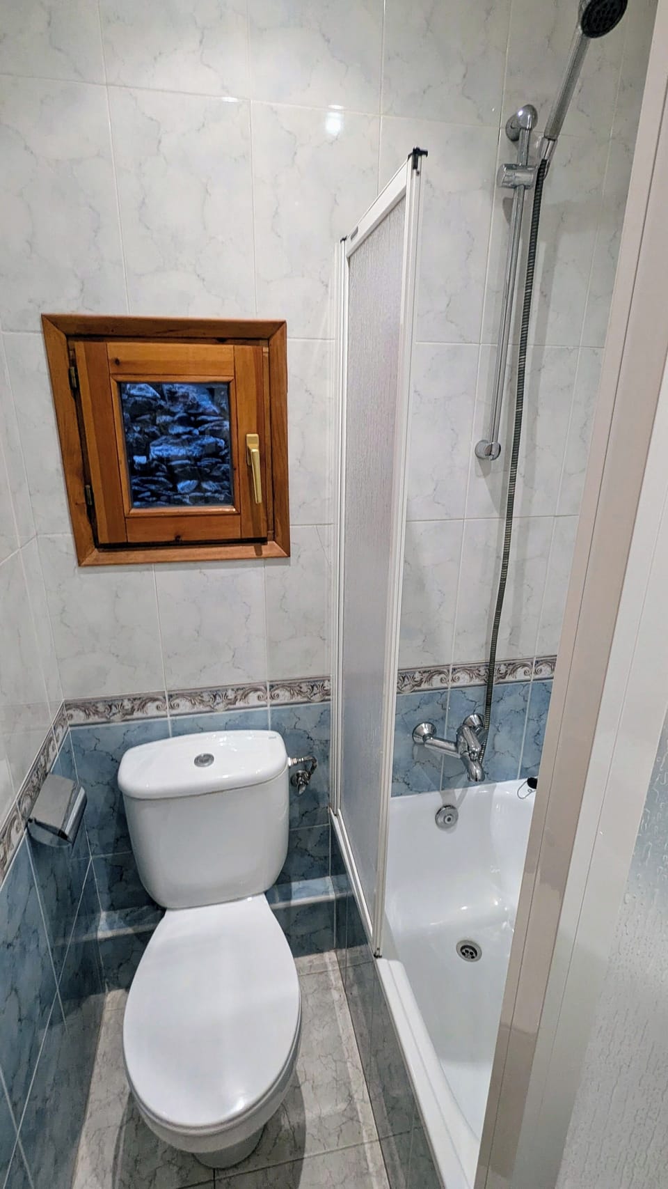 Comfort Double Room, Mountain View | Bathroom | Combined shower/tub, free toiletries, towels, soap